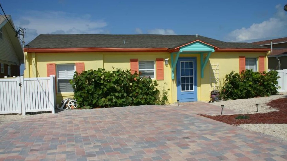 Boardwalk House | 815NA Adorable North Beach Beachfront Home