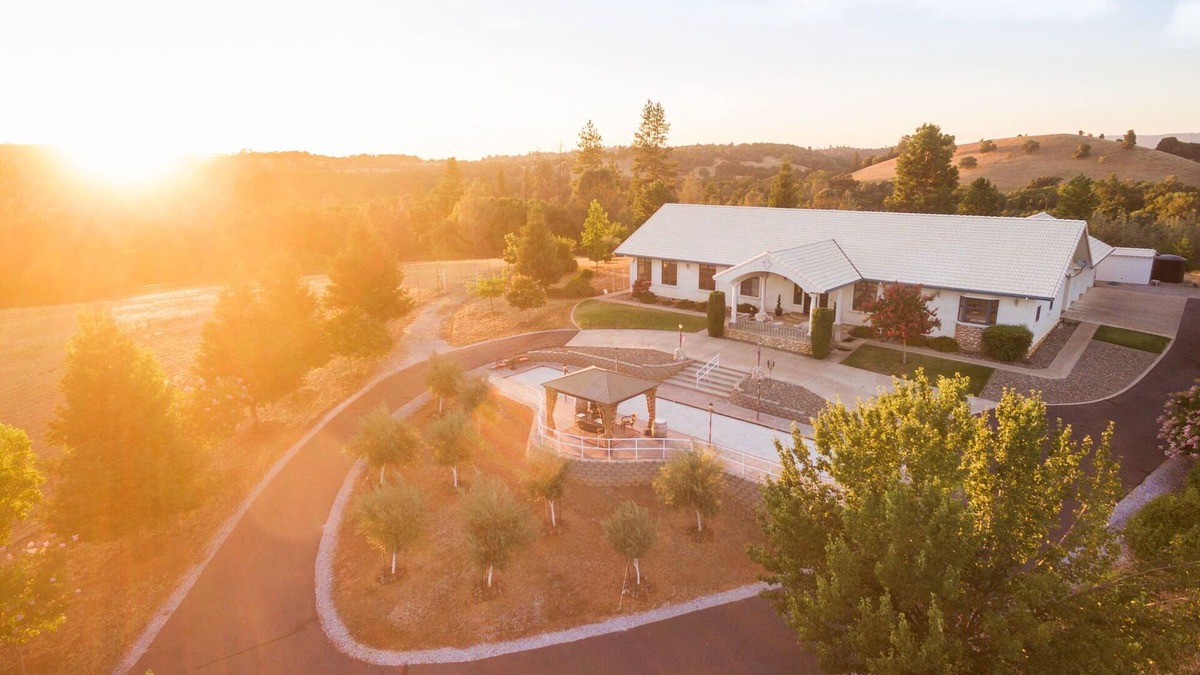 Sonora House | 82 acre Mountain Retreat w/Pool & Spa near Yosemite sleeps 14