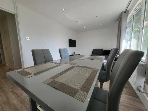 Sutton Central Apartment | 82 m² Apartment ∙ 3 bedrooms ∙ 8 guests