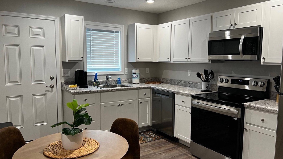Washington Court House Apartment | 821 Gregg St. 2 Bed Apt Fully Furnished