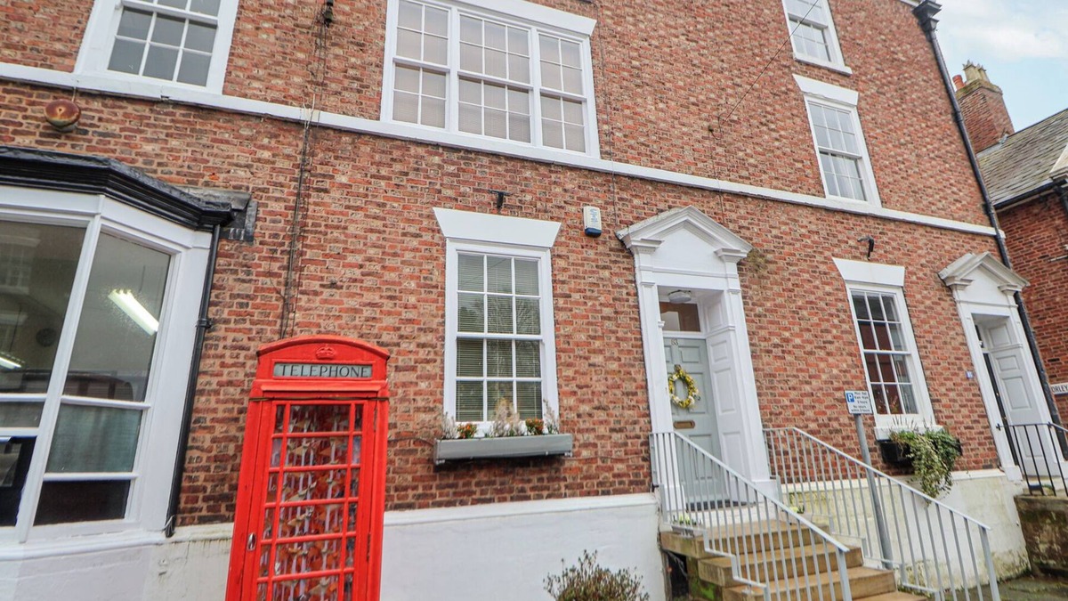 Tarporley Cottage | 83 HIGH STREET, family friendly, with a garden in Tarporley