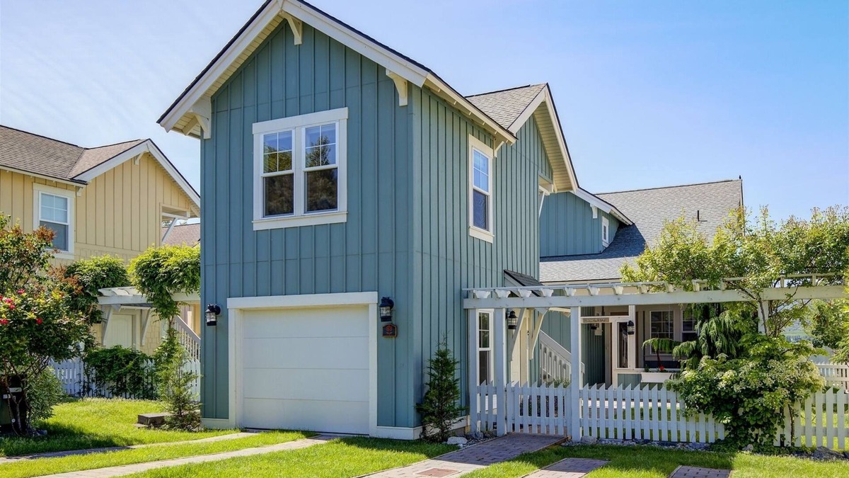 Oroville House | 83b Veranda Drive (Beach Front)