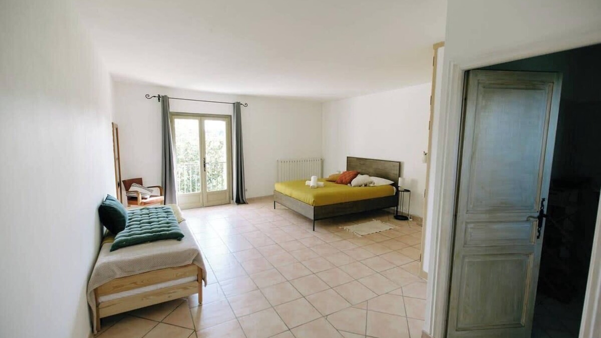 Althen-des-Paluds House | 84B5 - Hibiscus, suite in an 18th century Provencal farmhouse