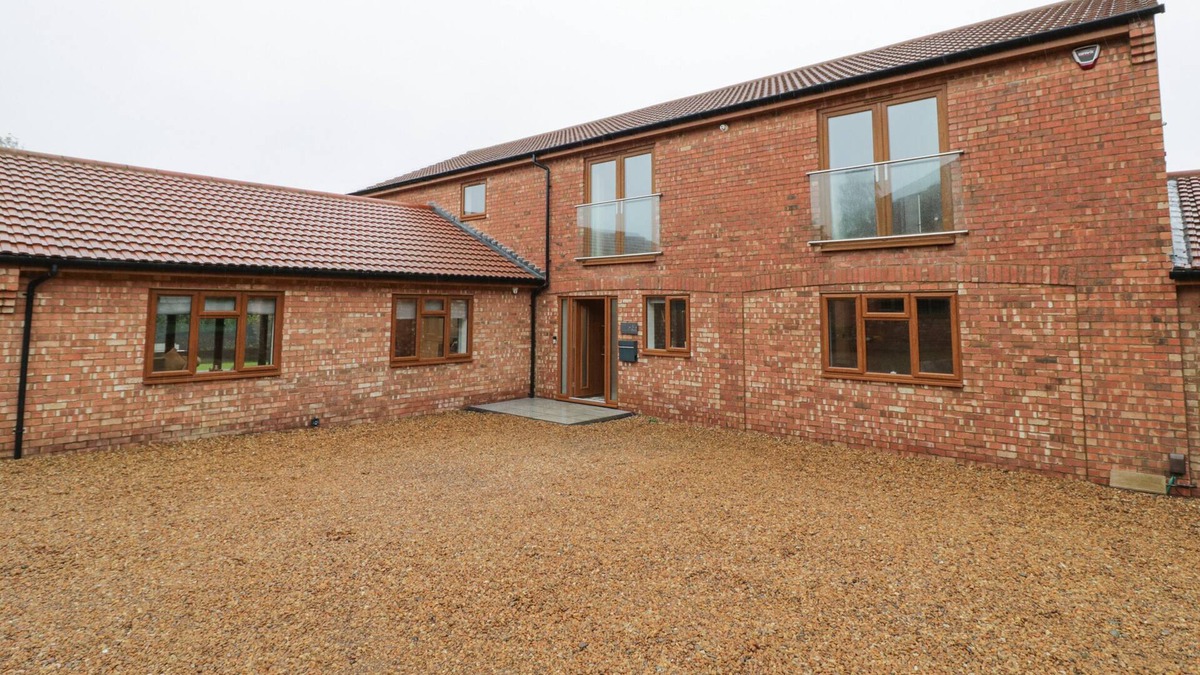 Desborough House | 85A BRAYBROOKE ROAD, family friendly, with hot tub in Desborough
