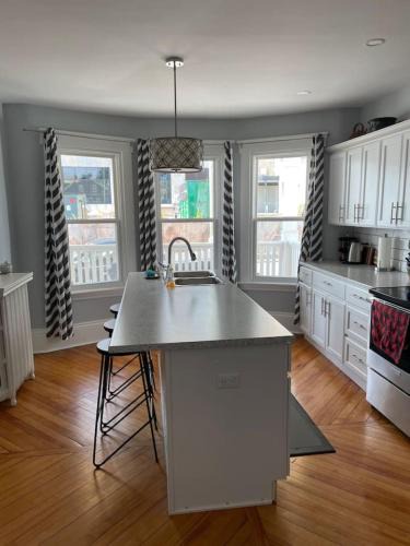 Queens Square House | 86A King Bed 2bd 3bt on Queen St. Downtown