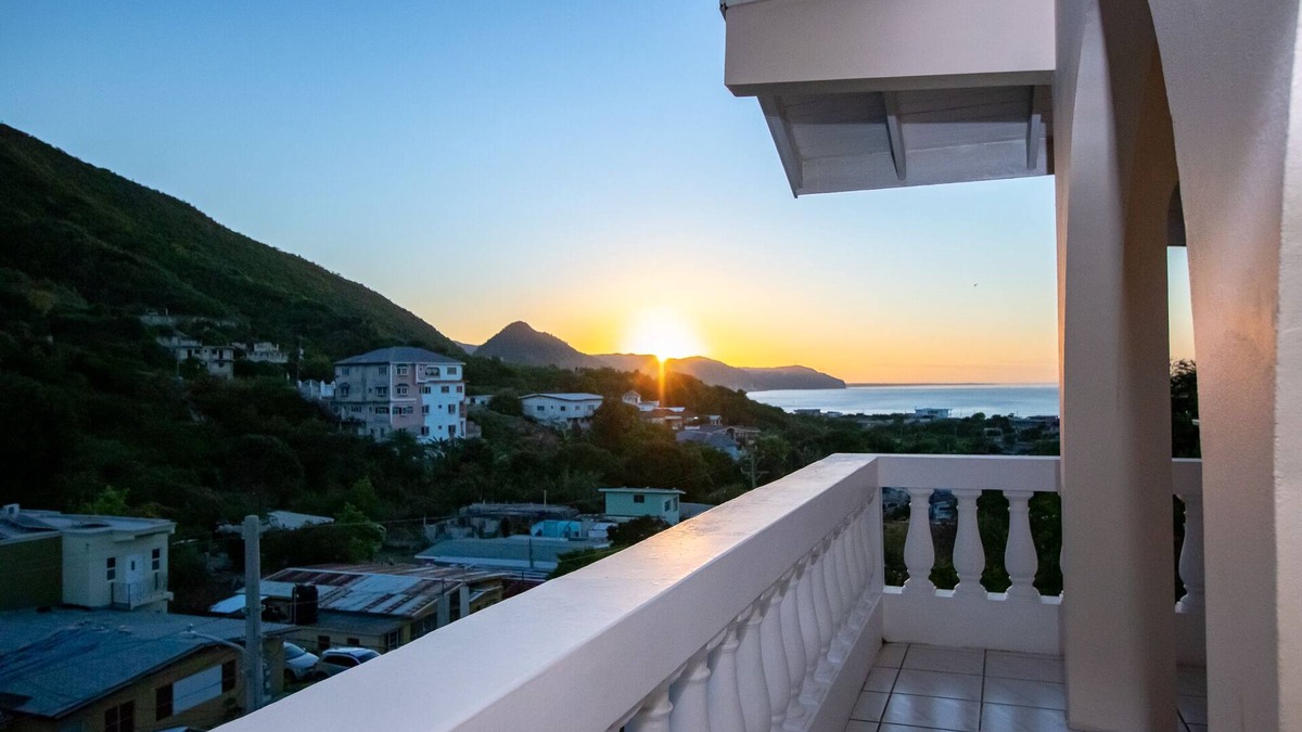 Gordon Town House | 876 Penthouse Suites By Kingston Airport 🇯🇲