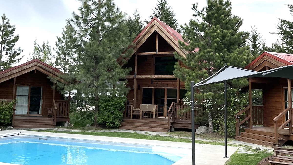 Leavenworth Cabin | 88° Heated Pool, Hot Tub, Fenced Acre for Dogs, Views, EV Charger