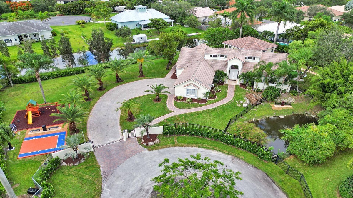 Southwest Ranches Villa | 8BR Luxury Villa w/Amazing Pool & Basketball