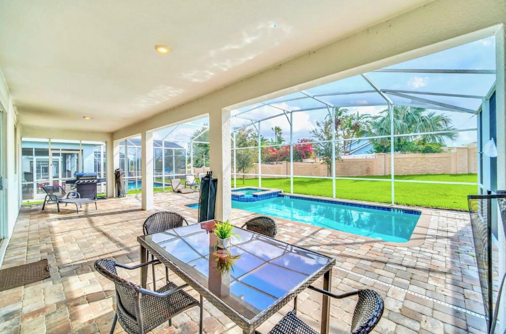 Davenport House | 8BR Mansion with Pool Hot Tub and Games Room