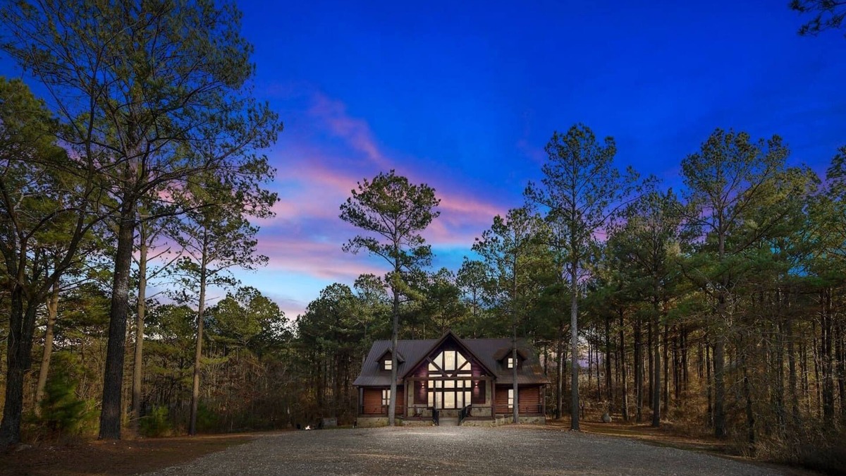 Broken Bow Cabin | 8BR Retreat:Hot Tub, Arcade, Fire Pit, Swing,Games,Kids Play Area,Sleeps 18