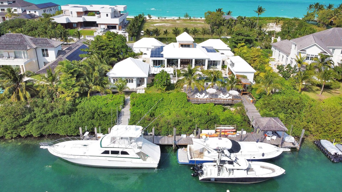 Nassau House | 8BR Waterfront Home Veranera Old Fort Bay, Nassau