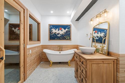 Arnada House | 8ft Ceilings Basement Sauna Retreat
