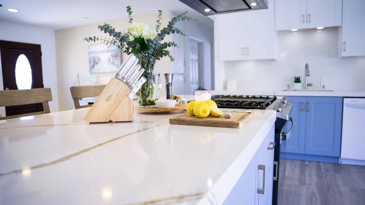 Bay Ho House | 8ft Deep Heated Pool, 9 Seat Medical Grade Jacuzzi, Mini-Golf & Chef’s Kitchen!