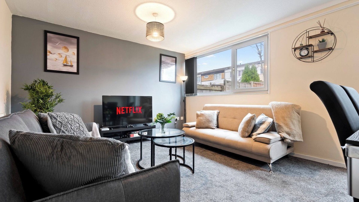 Little Hay House | 8Guests-3BR-Parking-FamilyFriendly-NearAirport