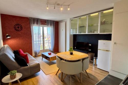 Esplanade Apartment | 8th floor apartment with 2 balconies