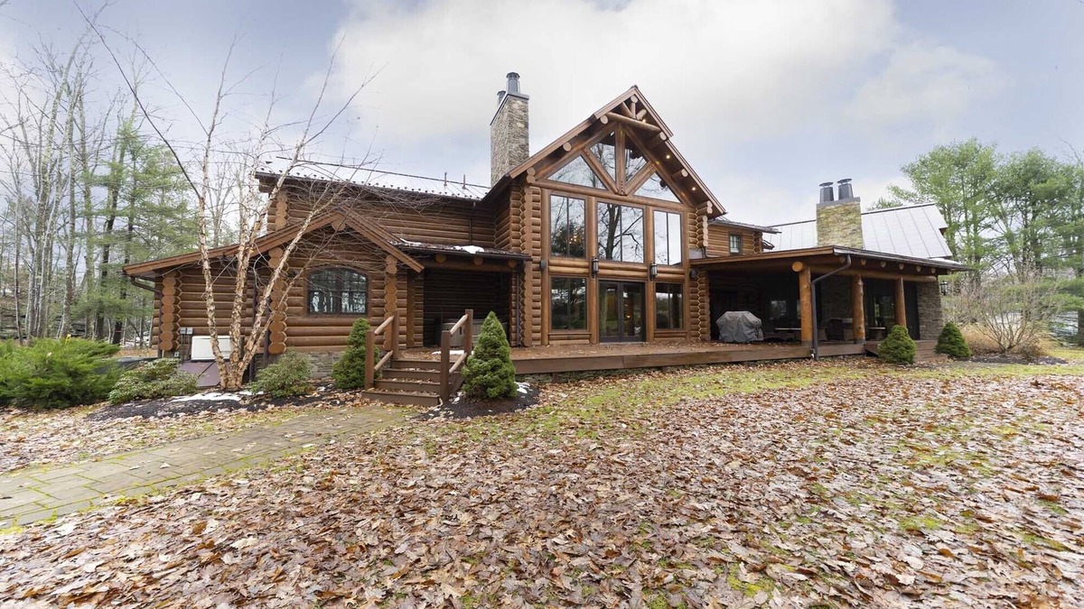 Greentown House | 9,000 Sq Ft Authentic Log Home 2 miles from Lake Wallenpaupack –Sleeps 20