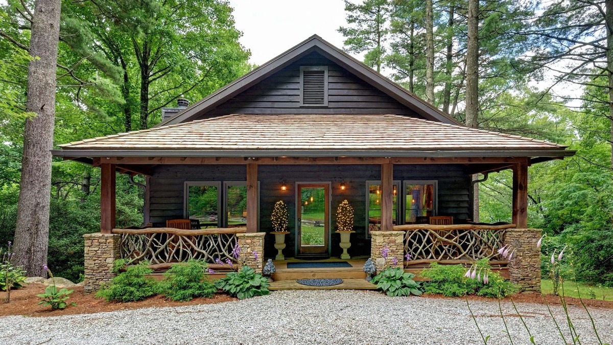 Highlands Cabin | 9/27-10/2 Just Opened Up! Luxury Cabin, Quiet Neighborhood, Minutes to Main St