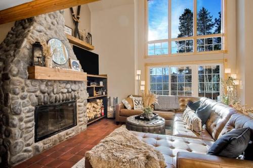 Christie Heights House | 9 BDR Close to Main Street with Secluded Hot Tub