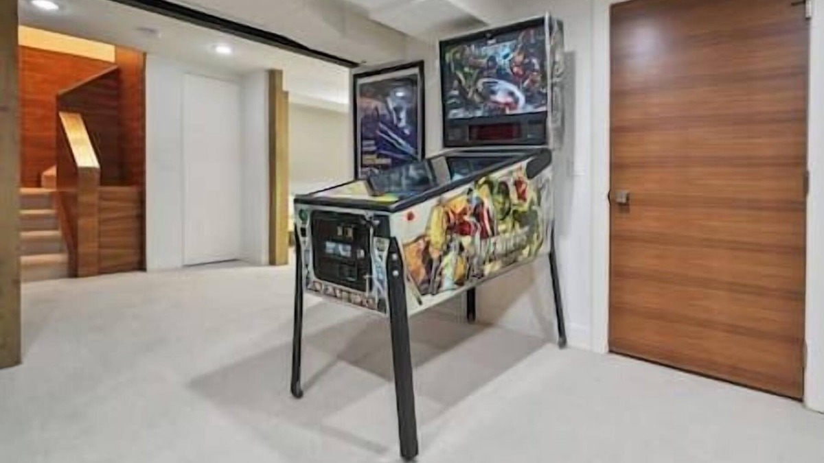 Kensington House | 9 Guests | King Bed | Pin Ball | BBQ | Piano