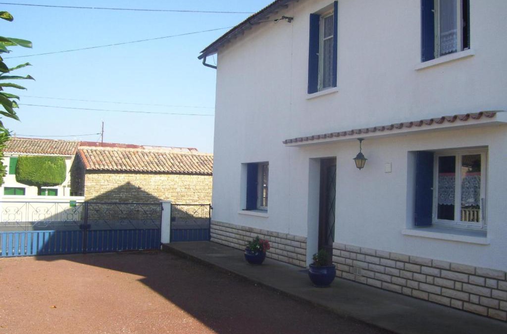 Clussais-la-Pommeraie House | 9 Guests - Pet Friendly in rural West France