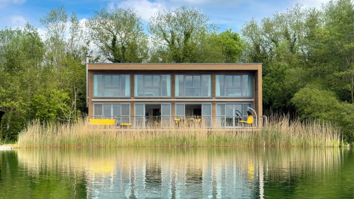 Lechlade House | 9 Huntsman's Causeway, Lakes by Yoo