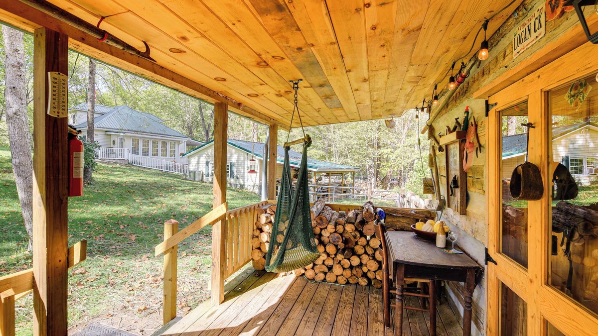 Tannersville Cabin | 9 Mi to Creeper Trail: Woodsy Abingdon Cabin