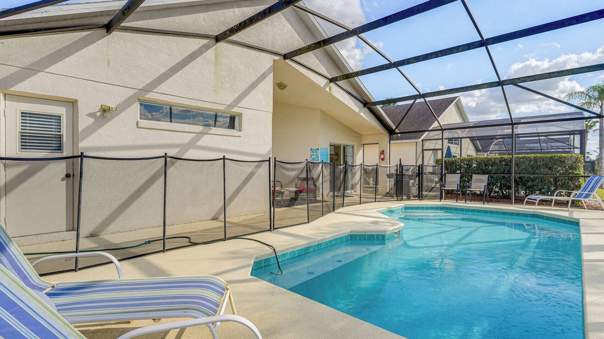 Lake Berkley House | 9 Mi to Disney: Home w/Pool Table & Water Views!