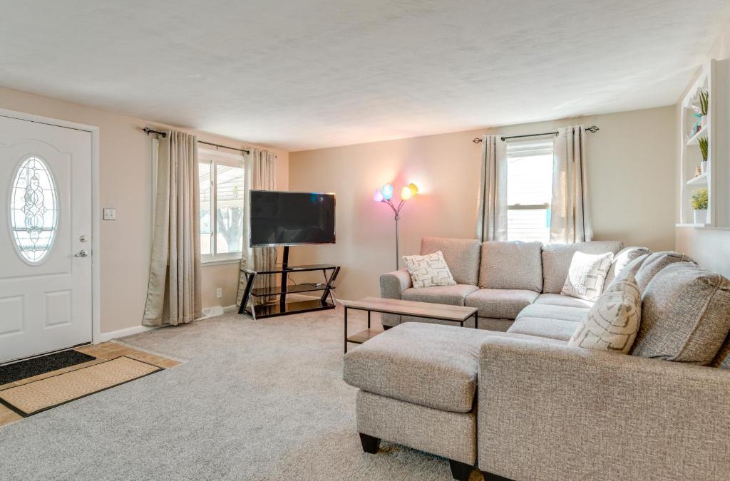 Cheektowaga House | 9 Mi to Dtwn Buffalo Family Escape with Fenced Yard