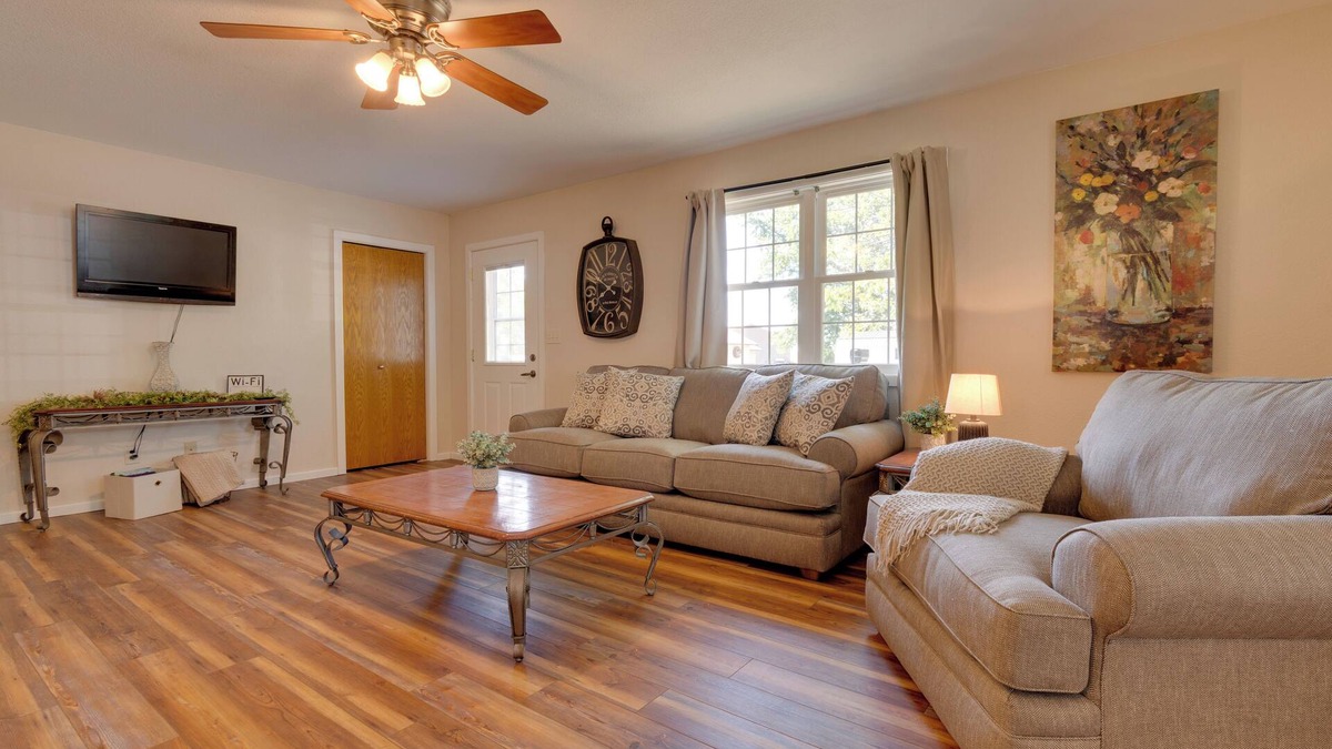 Montrose House | 9 Mi to Effingham: Pet-Friendly Rural Escape