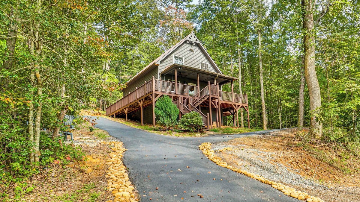 Clarkesville Cabin | 9 Mi to Lake Burton: Cabin w/Deck Near Helen