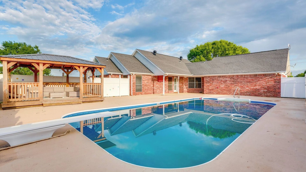 Calera House | 9 Mi to Lake Texoma: Calera Escape w/Gazebo!