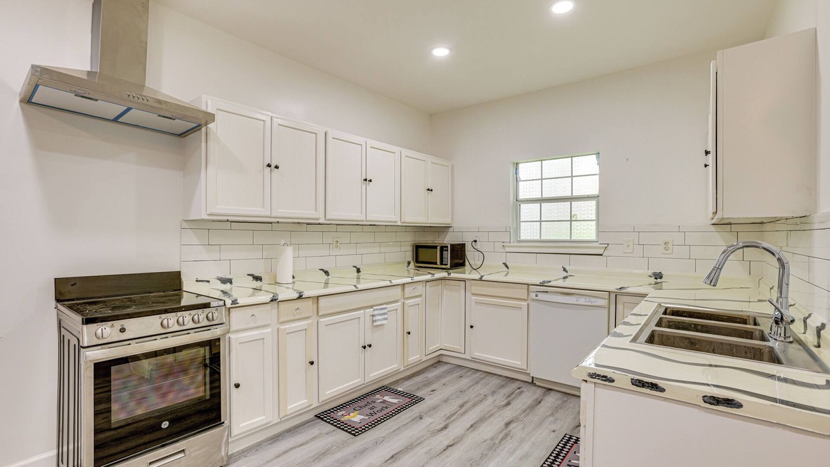 Houston Apartment | 9 Mi to Old Town Spring: Suburban Stay in Houston!