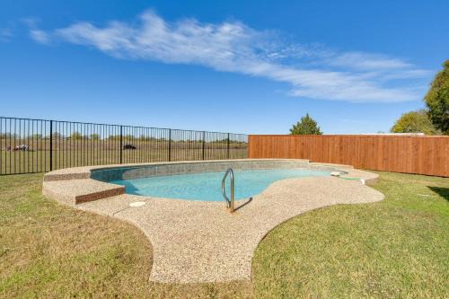 Sanger House | 9 Mi to Ray Roberts Lake Texas Retreat with Pool