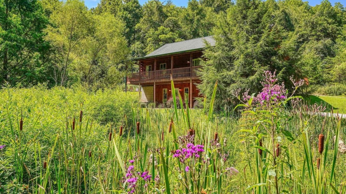 Logan Cabin | 9 Miles from Old Man's Cave, High Speed Starlink Internet, Hot tub, sleeps 12