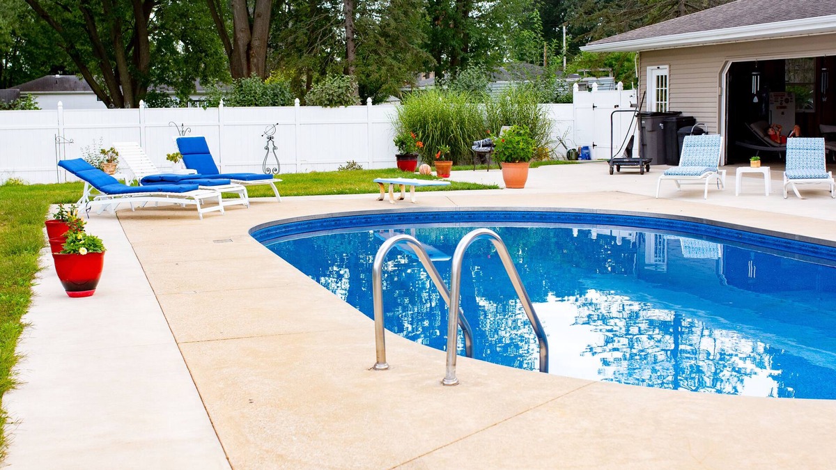 Mishawaka House | 9 Miles to Notre Dame! Sleeps 9, Open Concept House with TONS of sitting areas!