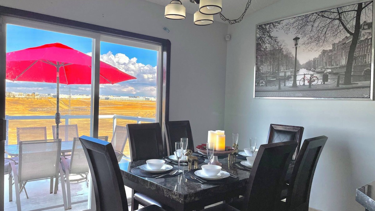 Calgary House | 9 min from airport | Amazing view | A/C | BBQ