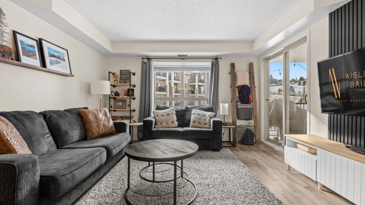 East Kootenay Apartment | 9 Peaks⛷| Scandinavian | Pool | Hot Tub | Beach