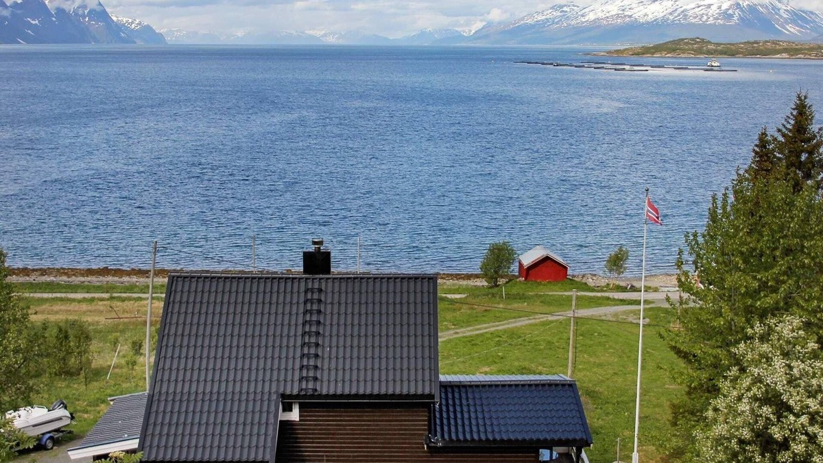 Lyngen House | 9 person holiday home in Lyngseidet