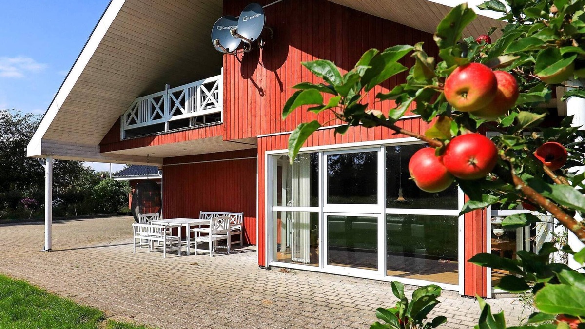 Lyngsa House | 9 person holiday home in Sæby