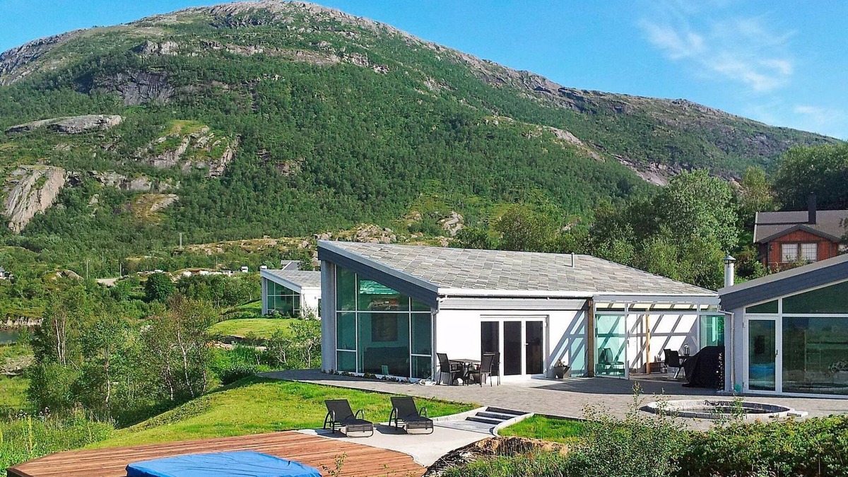 Inndyr House | 9 person holiday home in Inndyr