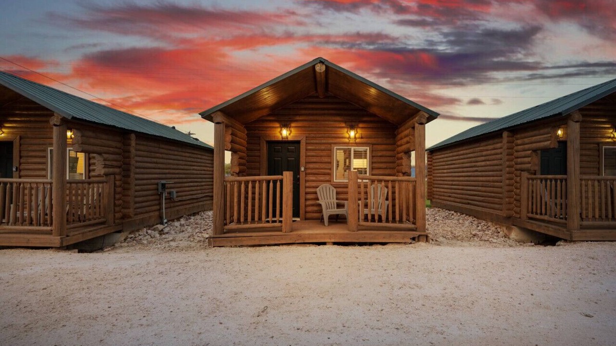 St. Charles Cabin | #9 Yellowstone Cabin, Newly Remodeled! AC! New Beds! Sleeps 3