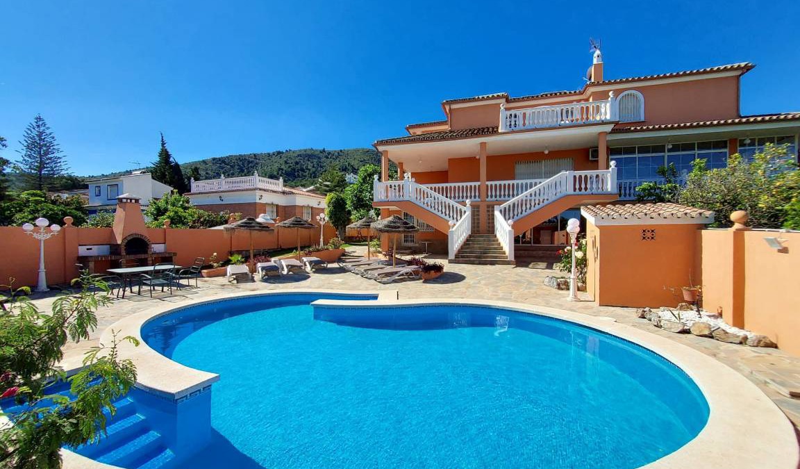 Alhaurin de la Torre Villa | 900 m² Villa ∙ 8 bedrooms ∙ 16 guests