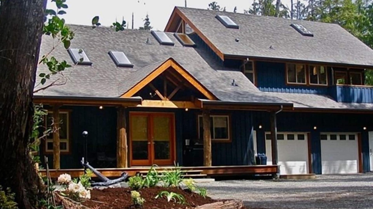 Tofino House | 900 yards from South Chestermans Beach: Tranquil Accommodations