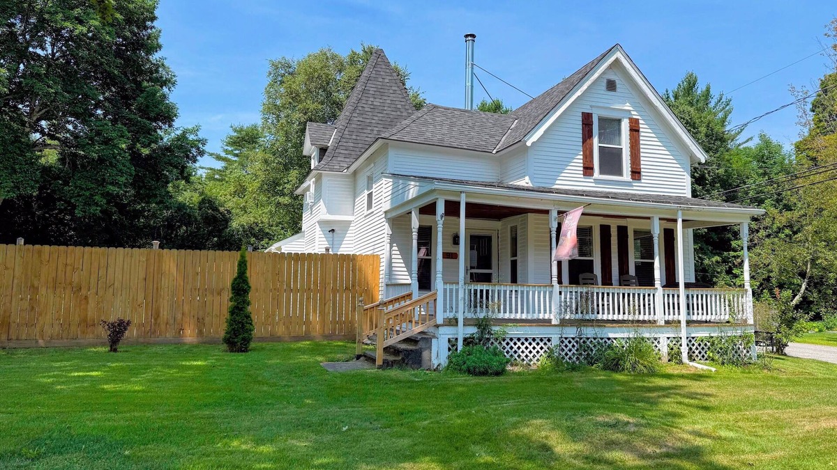 Bethlehem House | 91M: Renovated Bethlehem home with hot tub, firepit, large yard!, walk to restaurants