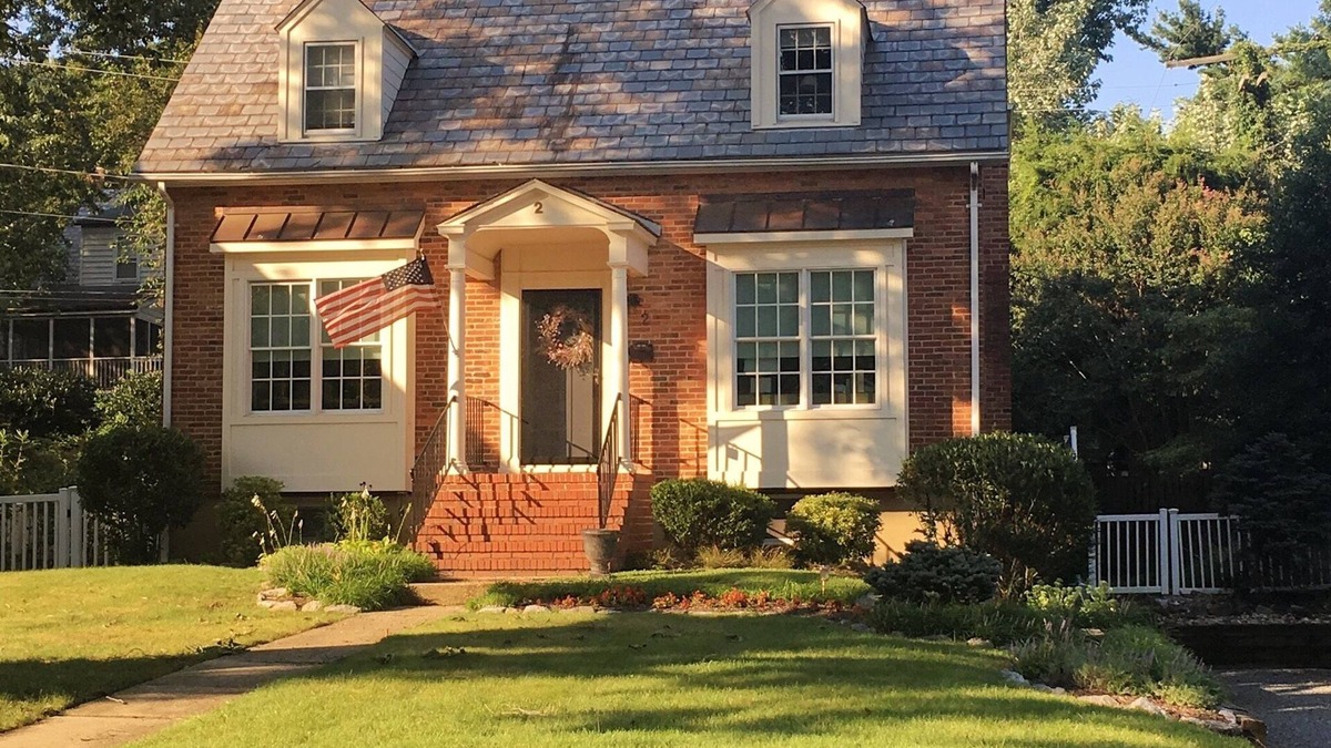 Murray Hill House | 93 Five Star Reviews & located in a quiet neighborhood in the City of Annapolis!