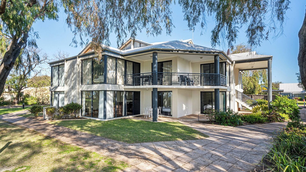 Broadwater House | 98 Steps to the Beach – 2BR Coastal Getaway