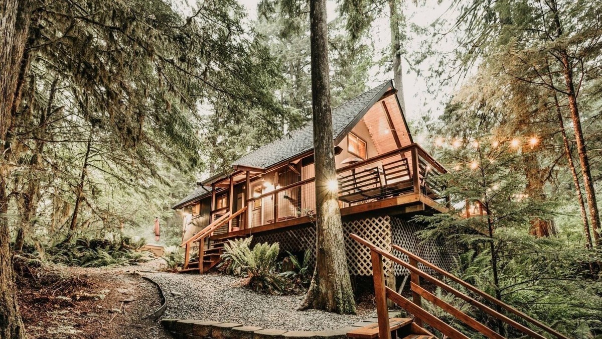 Glacier Cabin | 98SL - Hot Tub - BBQ - Pets Ok - WiFi - Sleeps 6 by RedAwning