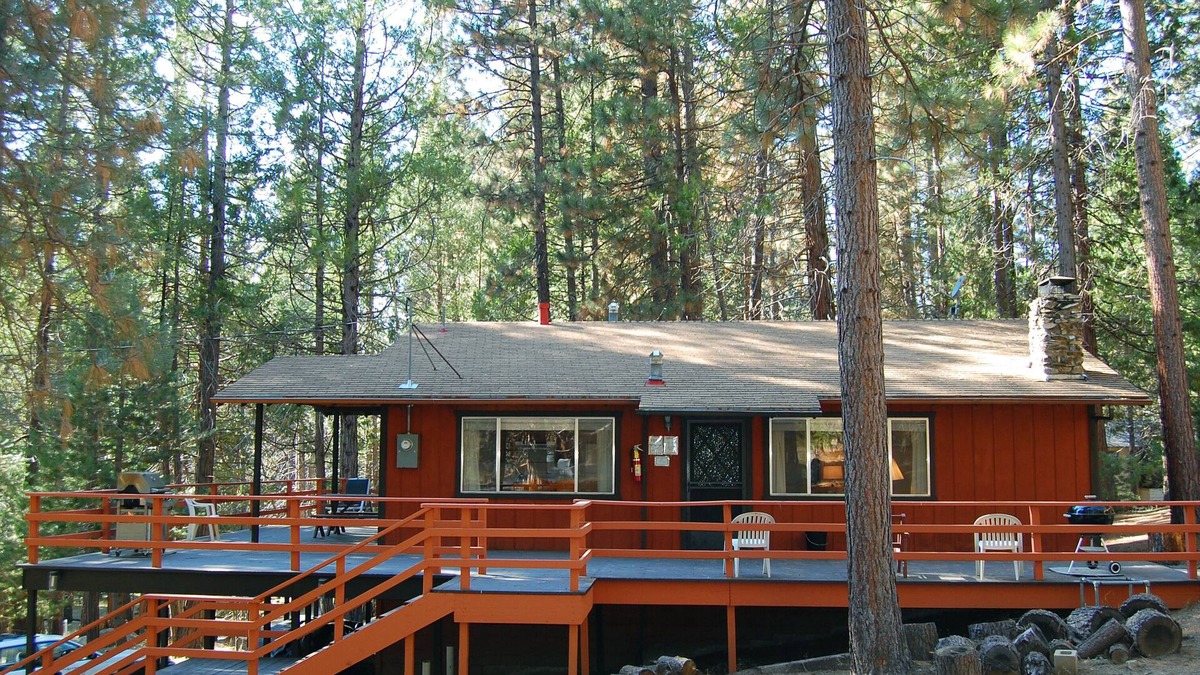 North Wawona Cabin | (9B) Deer Hollow at The Redwoods In Yosemite