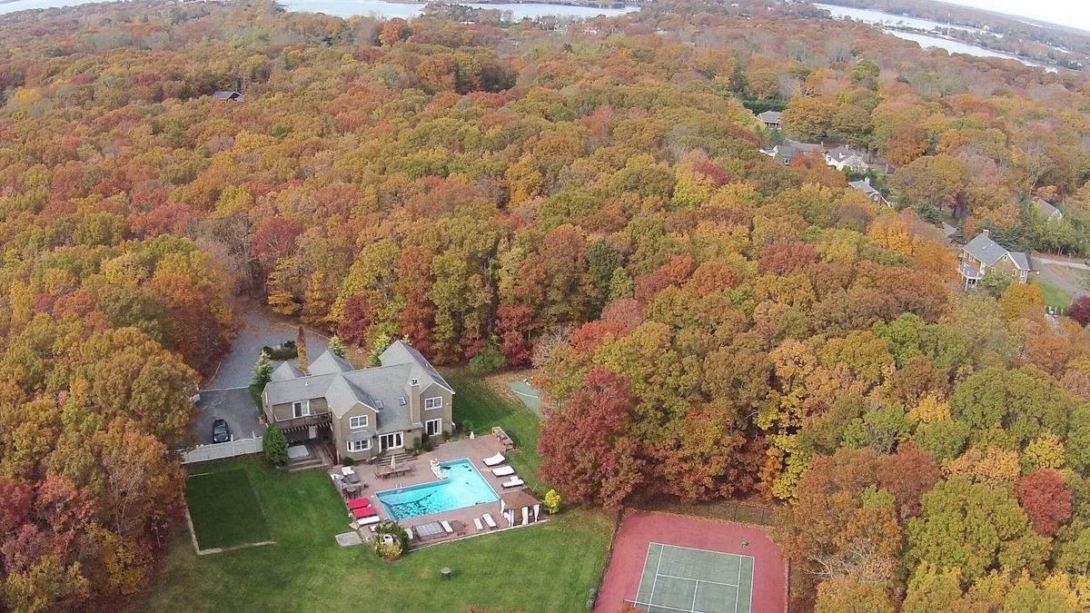 Sag Harbor House | 9BR Sag Harbor PRIVATE w/Pool-Tennis- B-ball- HotTub