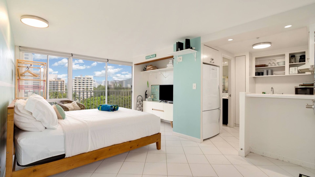 Honolulu Apartment | 9th Floor Studio with Full Kitchen and Lanai